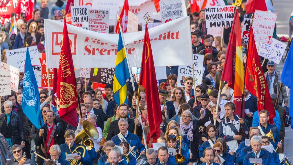 S strategi att vinna lättrörliga väljare i en urban medelklass har förmodligen spelat en stor roll för att demobilisera väljare som i dag inte längre identifierar klassisk fördelningspolitik som ett centralt politiskt motiv, skriver artikelförfattarna. Bilden från Socialdemokraternas första maj-demonstration förra året.
