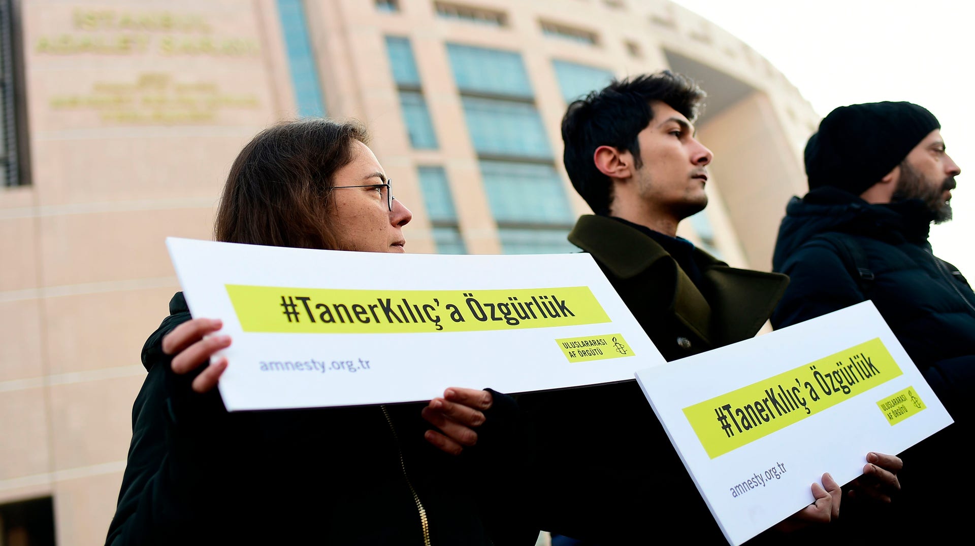 Människorättsaktivister under en demonstration utanför en domstol i Istanbul i oktober, med krav på att släppa bland andra Amnestys turkiske ordförande Taner Kilic.