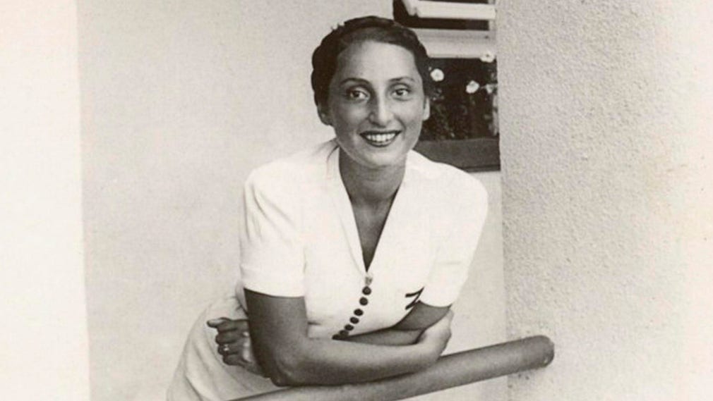 ”Vad är på väg: kärlek eller krig?” skrev Zuzanna Ginczanka. Hon mördades i Förintelsen 1944, 27 år gammal.