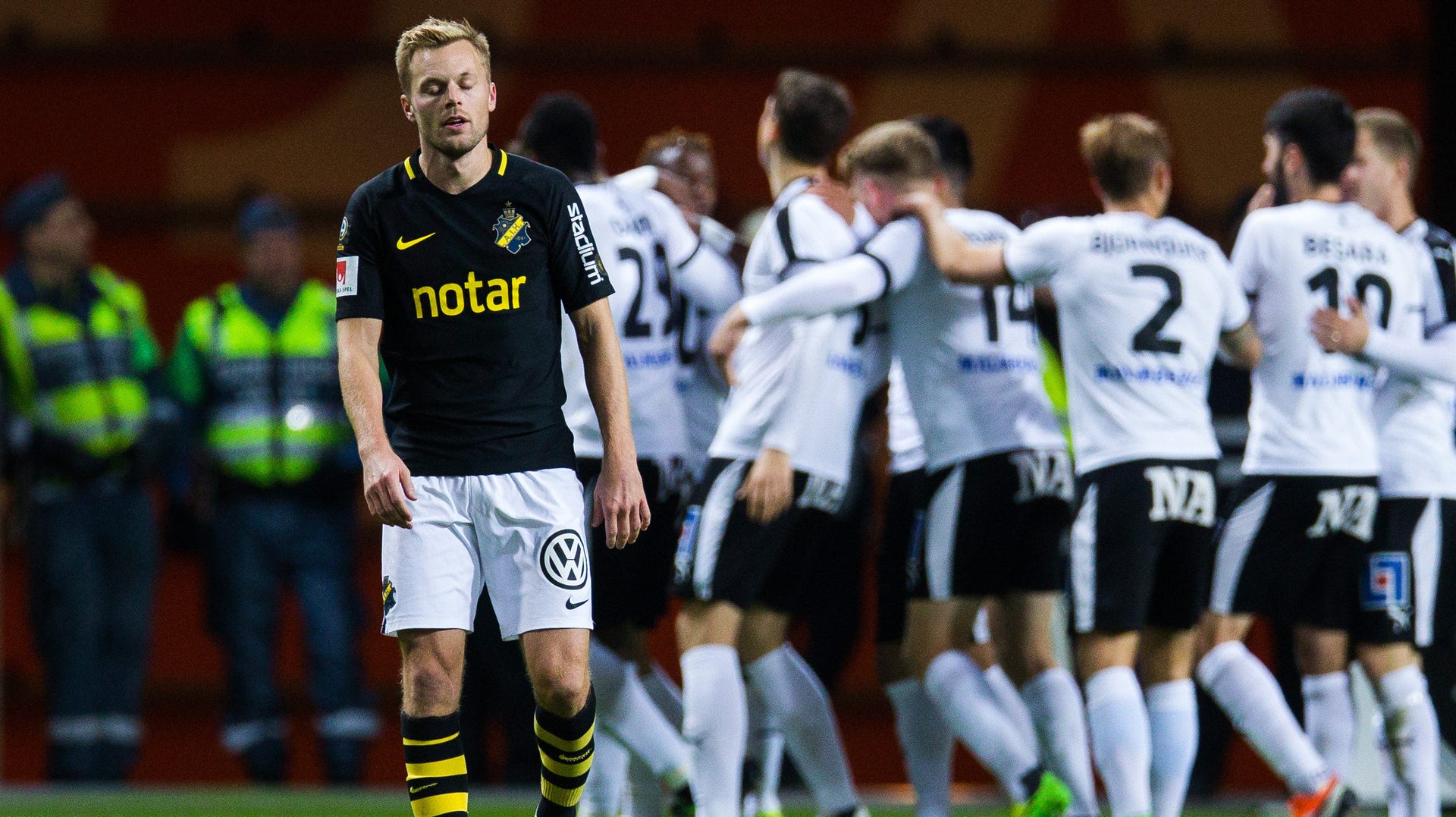 Sebastian Larsson deppar efter Örebros sena kvittering som gjorde att AIK tappade två poäng i striden om SM-guldet.