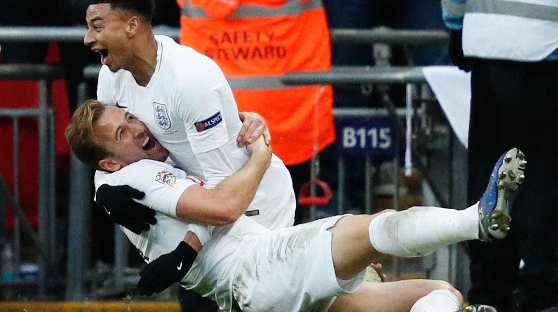 Harry Kane och Jesse Lingard firar 2–1-målet.