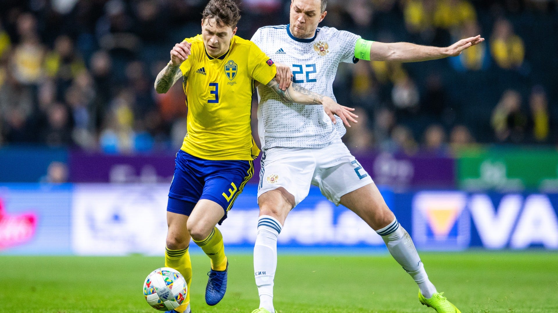 Victor Nilsson Lindelöf och Artem Dzyuba i kamp om bollen.