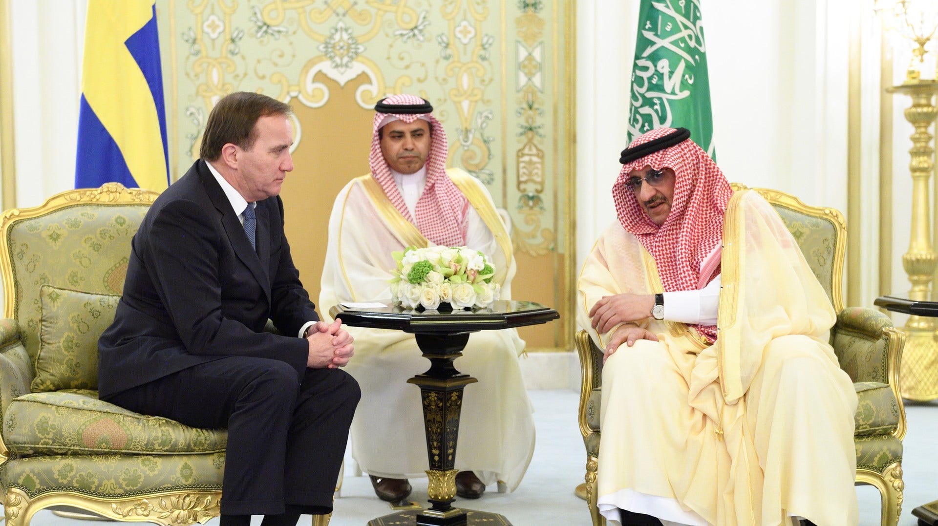 Statsminister Stefan Löfven besöker den dåvarande saudiarabiske kronprinsen Muhammed bin Nayef i oktober 2016.
