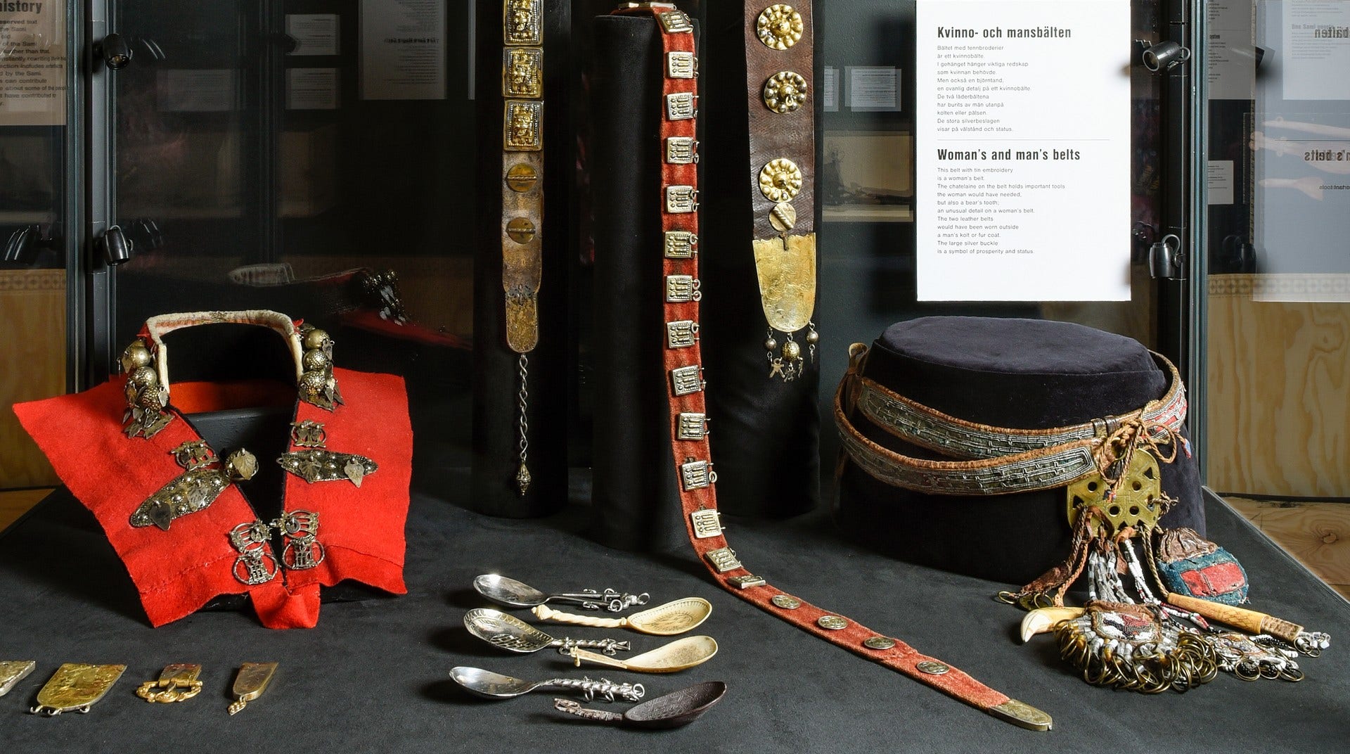 Traditionella samiska kvinno- och mansbälten och praktföremål i silver på Kulturen i Lund.