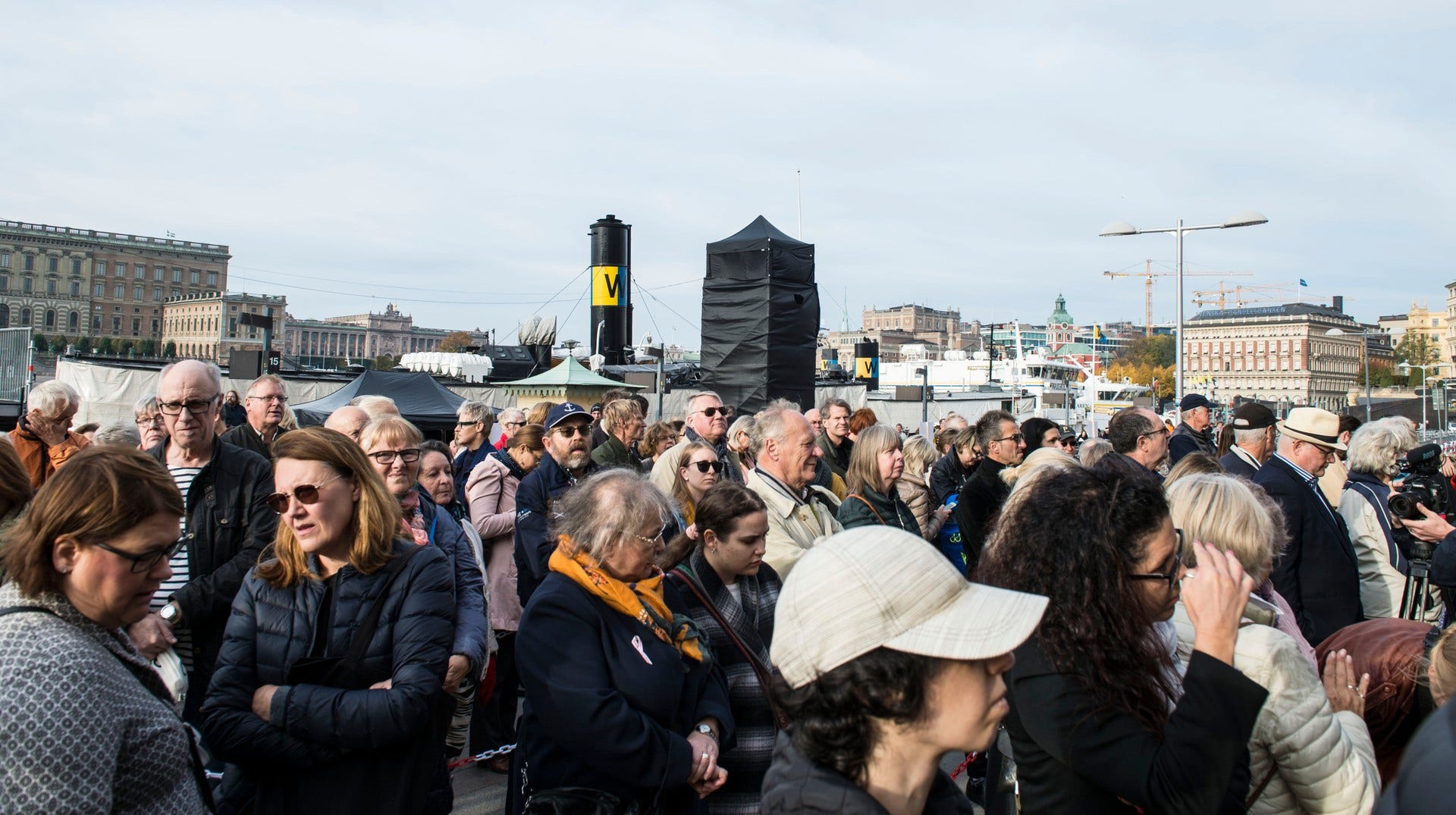 Besökare som står i kö för att bli insläppta på invigningsdagen.