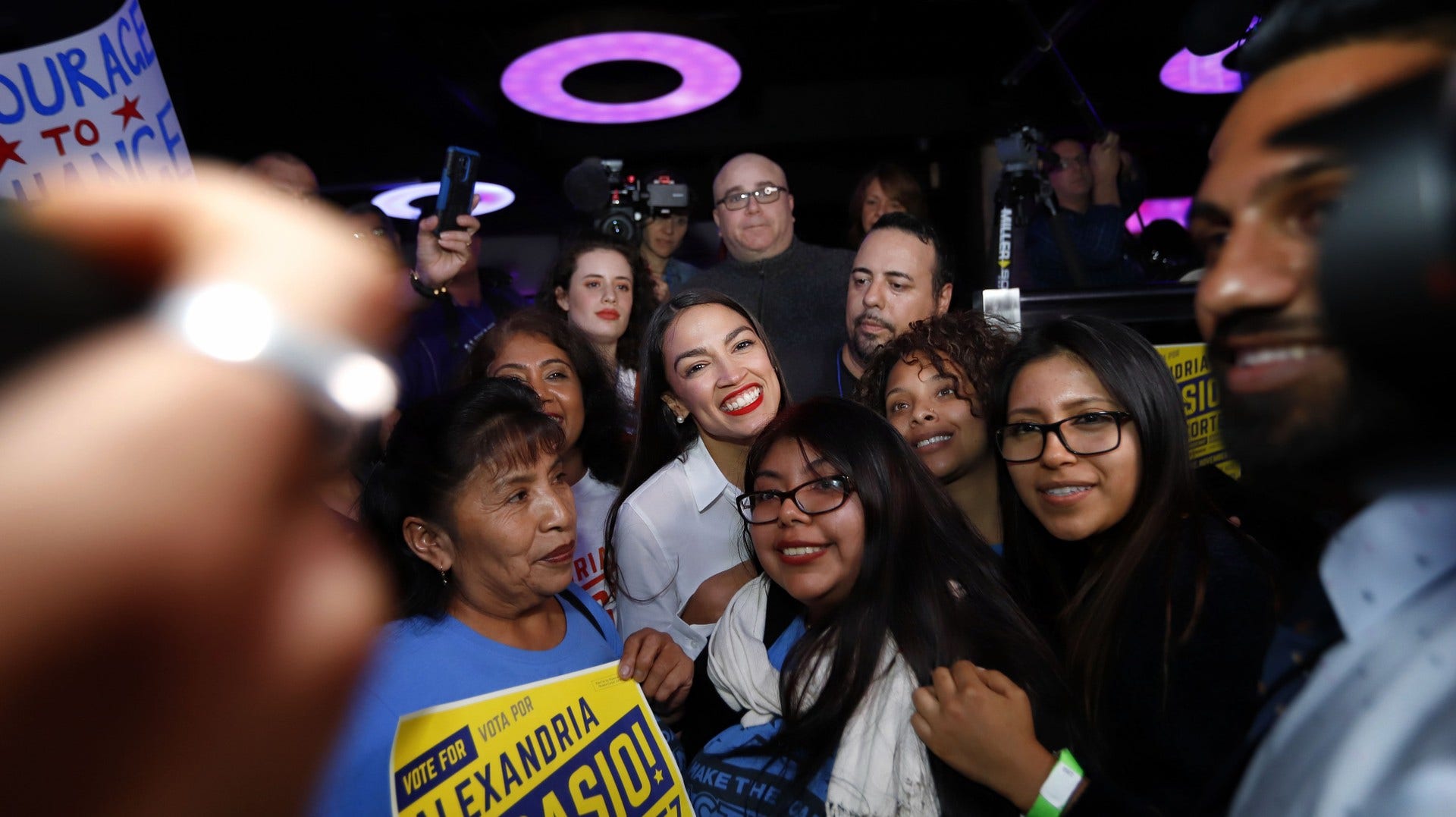 Alexandria Ocasio-Cortez firar sin seger tillsammans med supportrar i Queens, New York. Ocasio-Cortez är den yngsta kvinnan någonsin som valts in i den amerikanska kongressen.
