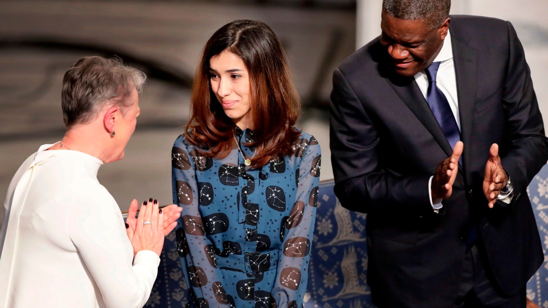 Nadia Murad välkomnas av ordföranden för den norska nobelkommittén Berit Reiss-Andersen. Denis Mukwege till höger.
