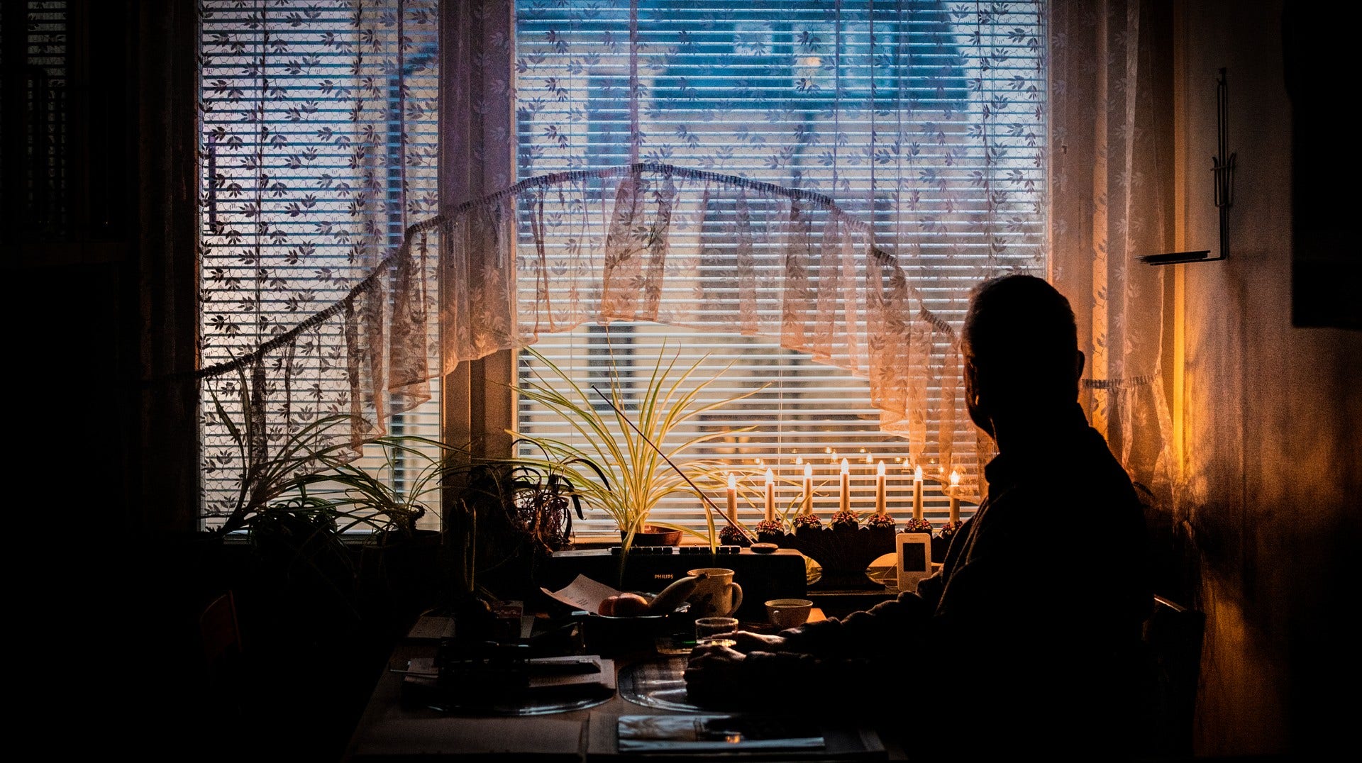 Trotjänaren sitter i sitt kök, lyssnar till väggklockans tickande och väntar på sin dom, som faller den 19 december 2018.