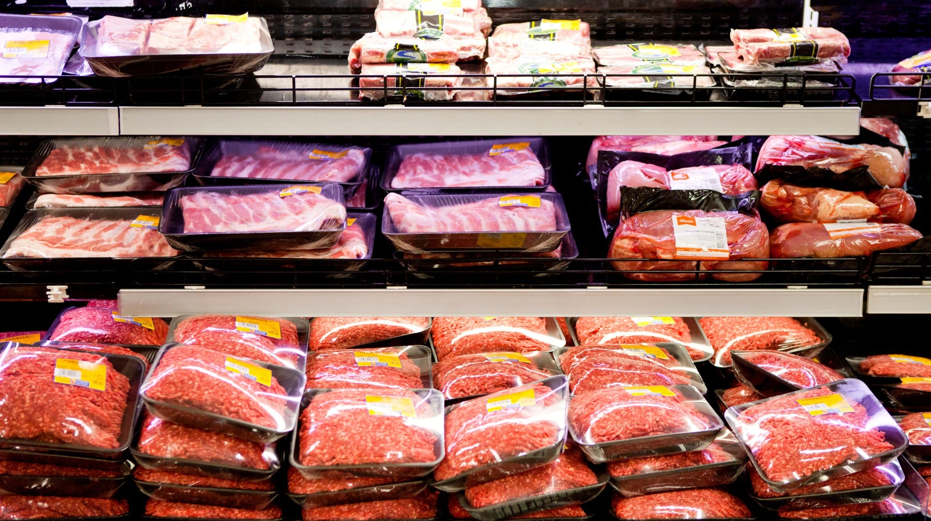 Svenskarnas köttkonsumtion minskade med 2,2 kilo per person förra året.