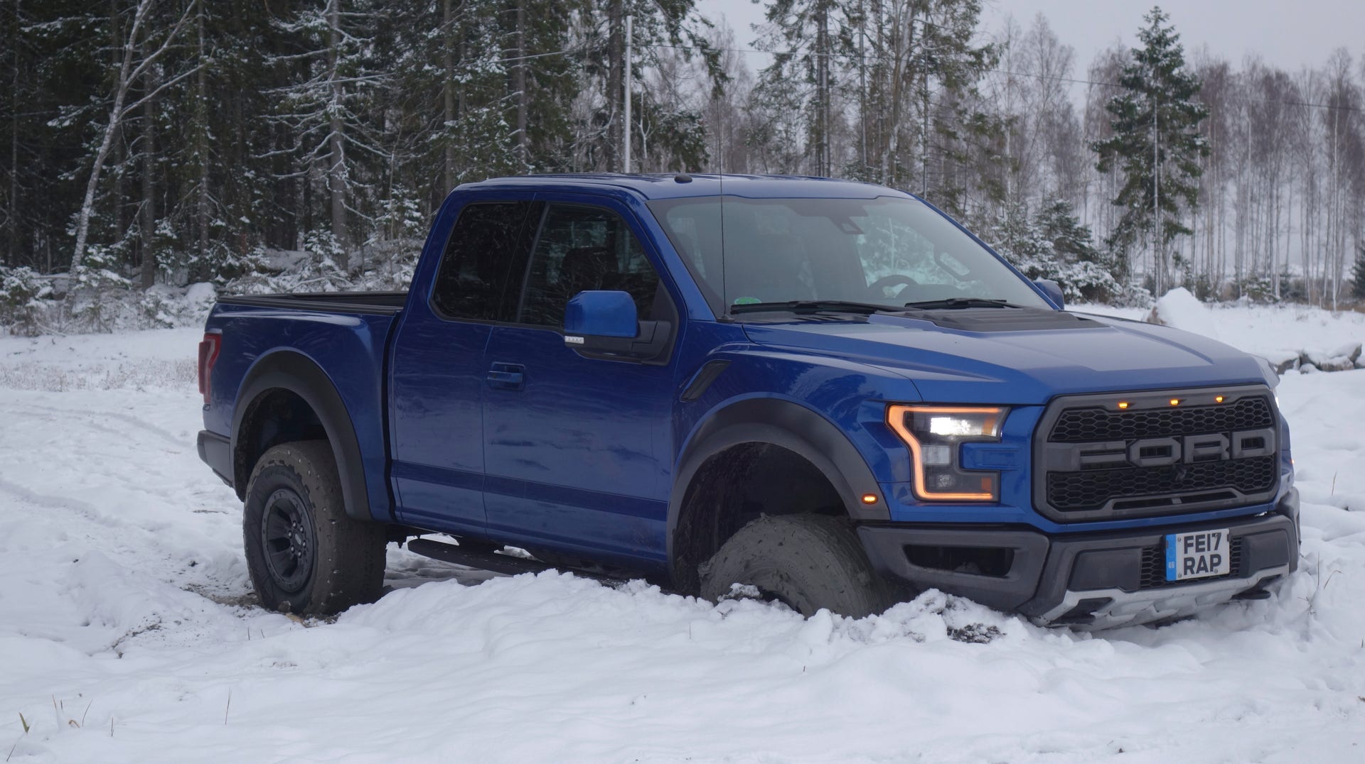 Fast i dyn med främre hjulpar, inget att vara stolt över. Ingen skugga över Ford, bortsett från vikten. DN pudlar.