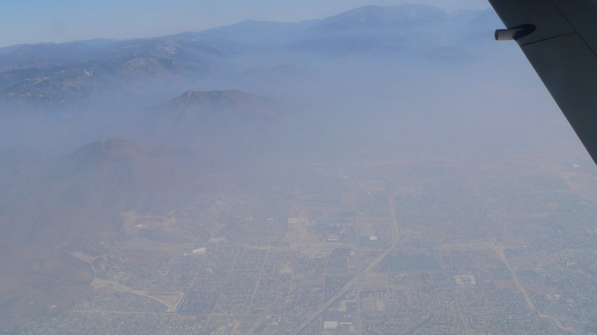 Smoggen över Los Angeles 2010. Utsläpp från vanliga hushålls- och industriprodukter, som parfymer, bekämpningsmedel och färg, tävlar nu med utsläpp från trafiken som den viktigaste källan till luftföroreningarna i staden.