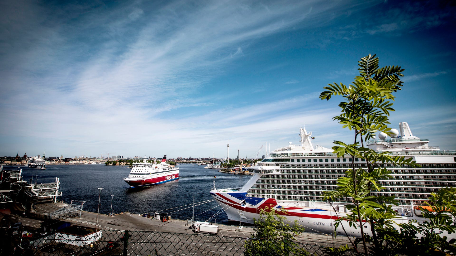 Arkivbild på det väldiga kryssningsfartyget Britannia (Celebrity Eclipse), ett av de största fartygen som besökt Stockholm.