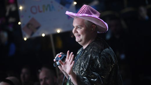 Fab Freddie avfyrar konfetti.