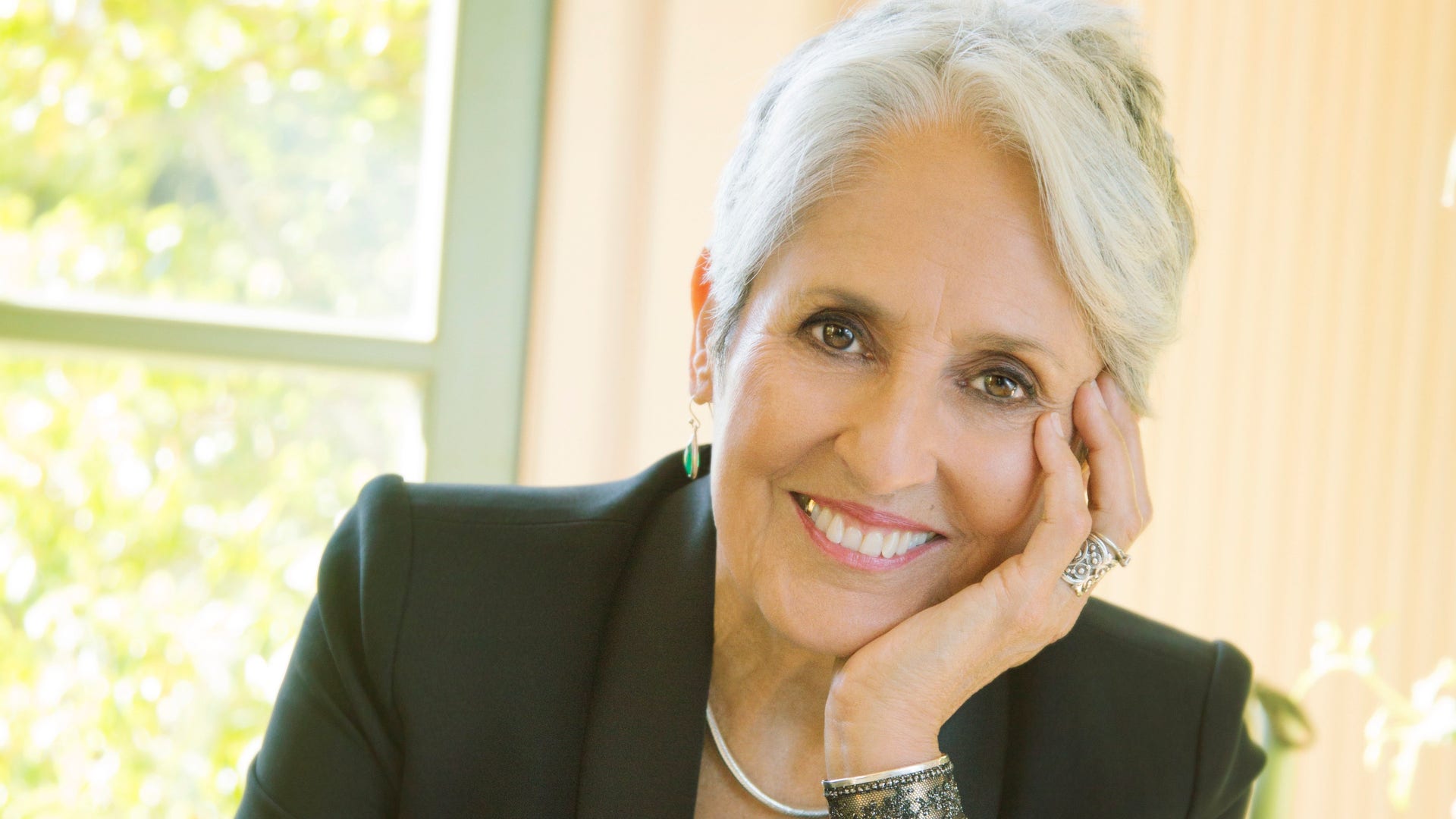När New York Times recenserade Joan Baez första gången beskrev de hennes sopranröst som ”lysande och rik som gammalt guld, flödande ren med en underbar lätthet, sången avlindas som sidentråd på en spole”.