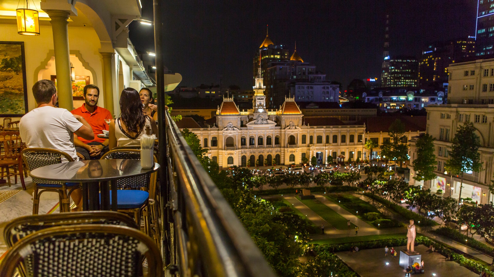 Rex Hotels takbar med vy över Folkkommitténs hus och Ho Chi Minh-statyn.