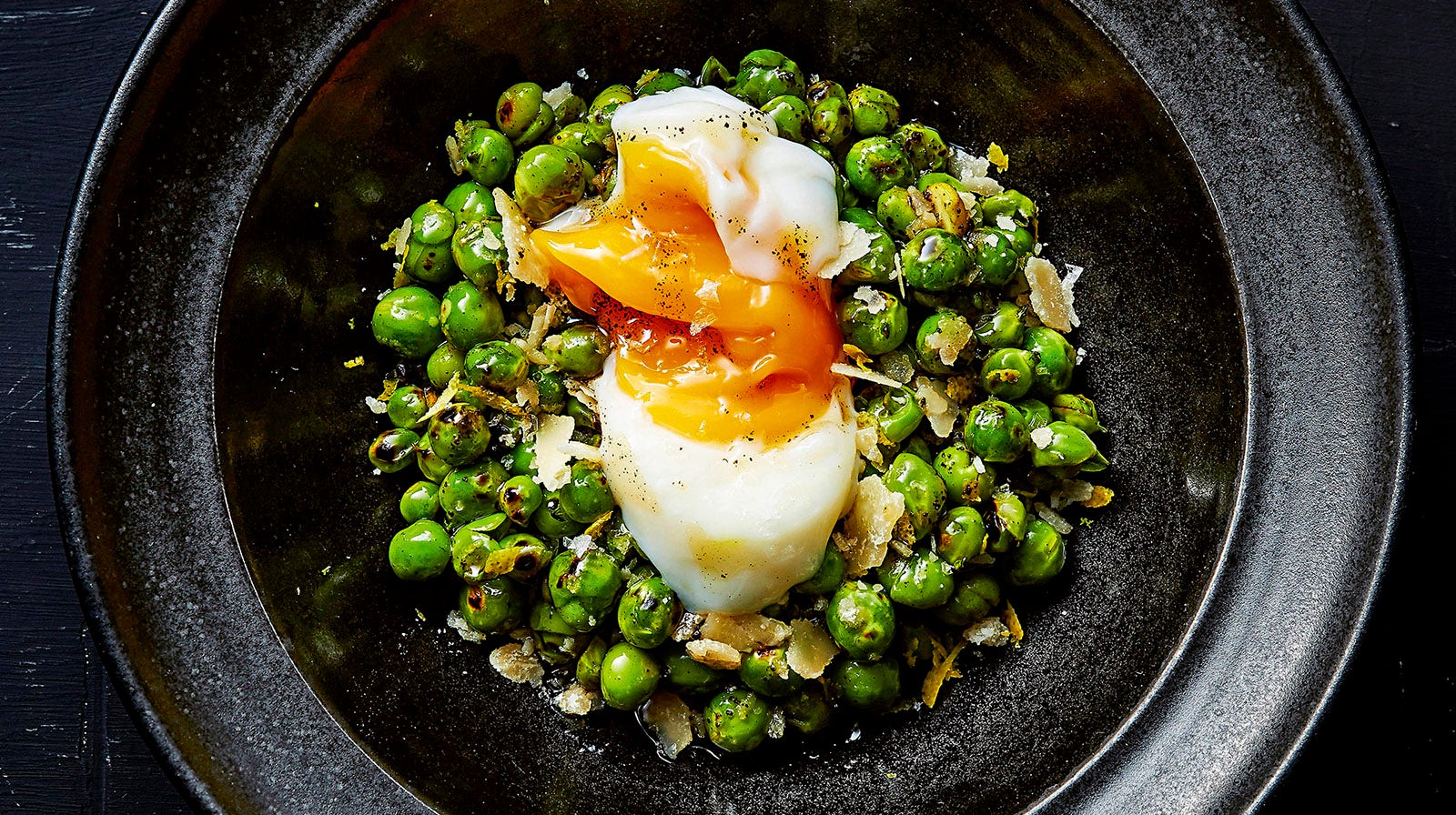 Gröna ärtor med ägg, parmesan och brynt smör – på Mathias Dahlgrens vis.
