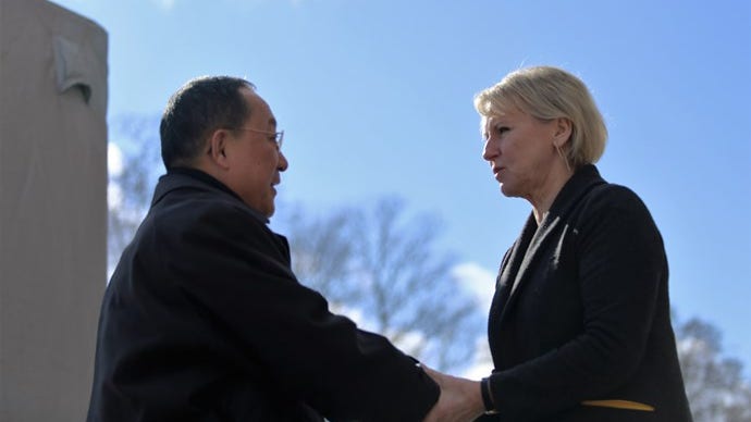 Nordkoreas utrikesminister Ri Yong-Ho och utrikesminister Margot Wallström (S).