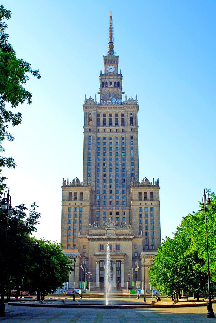 Kulturpalatset, en gåva från Stalin till det polska folket, det mesta fick dock Polen betala själva. Inspirationen till byggnadens arkitektur lär vara hämtad från Empire state building i New York.