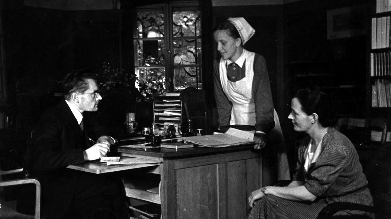Den svenska kyrkoherden Erik Perwe, församlingssyster Vide Ohmann och Märtha Perwe (th) i arbete på pastorsexpeditionen i Berlin år 1943.