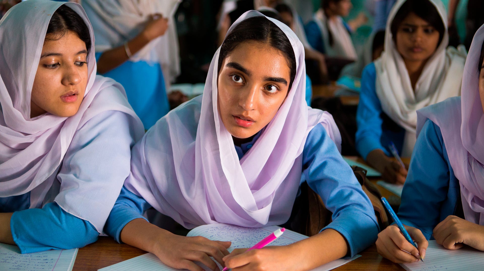 Sextonåriga Nisha (Maria Mozhdah) skickas som straff från Norge till Pakistan.