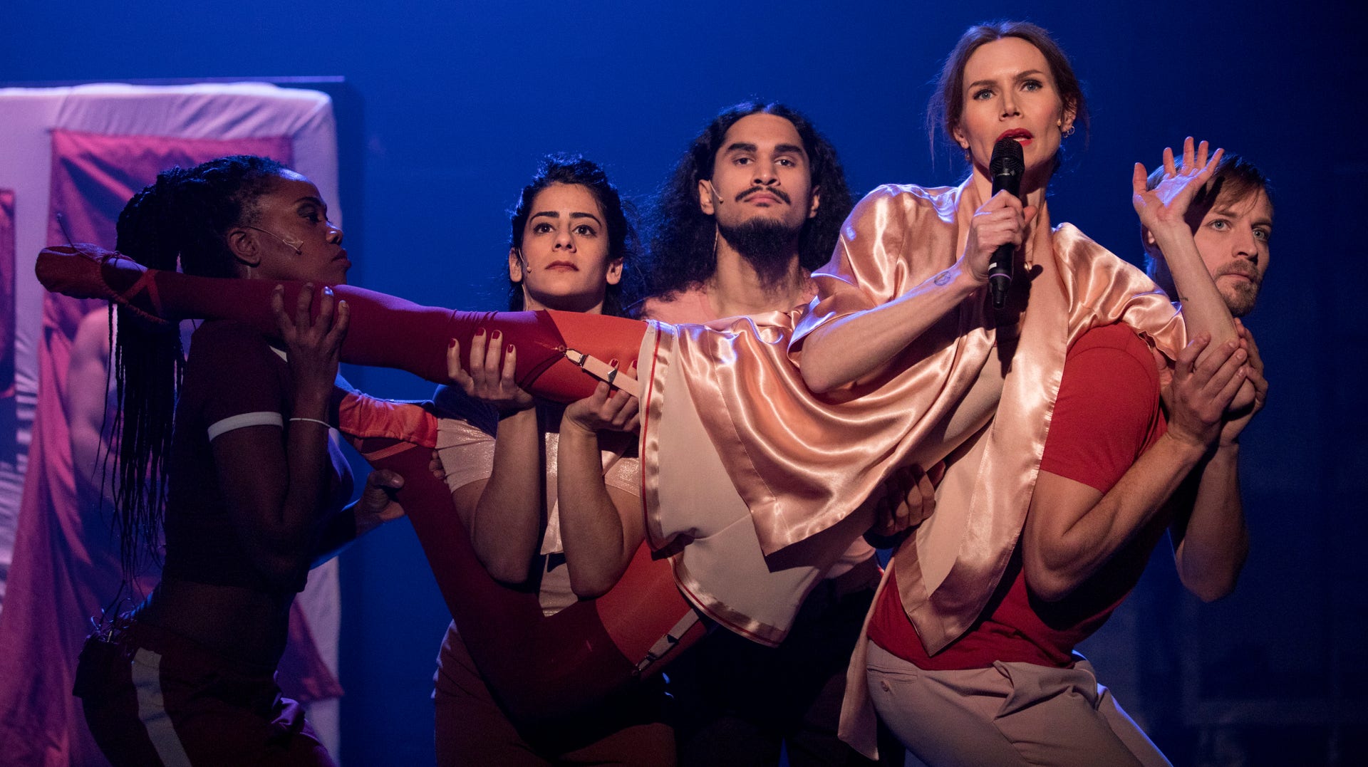Nina Persson lyfts av Kanyi Mavi, Ashtar Muallem, Sakiv Zabbar och Sven Boräng under repetitionerna.