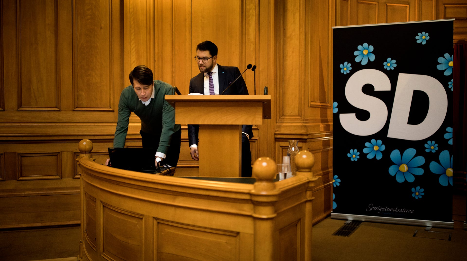 Richard Jomshof jobbar nära Jimmie Åkesson.