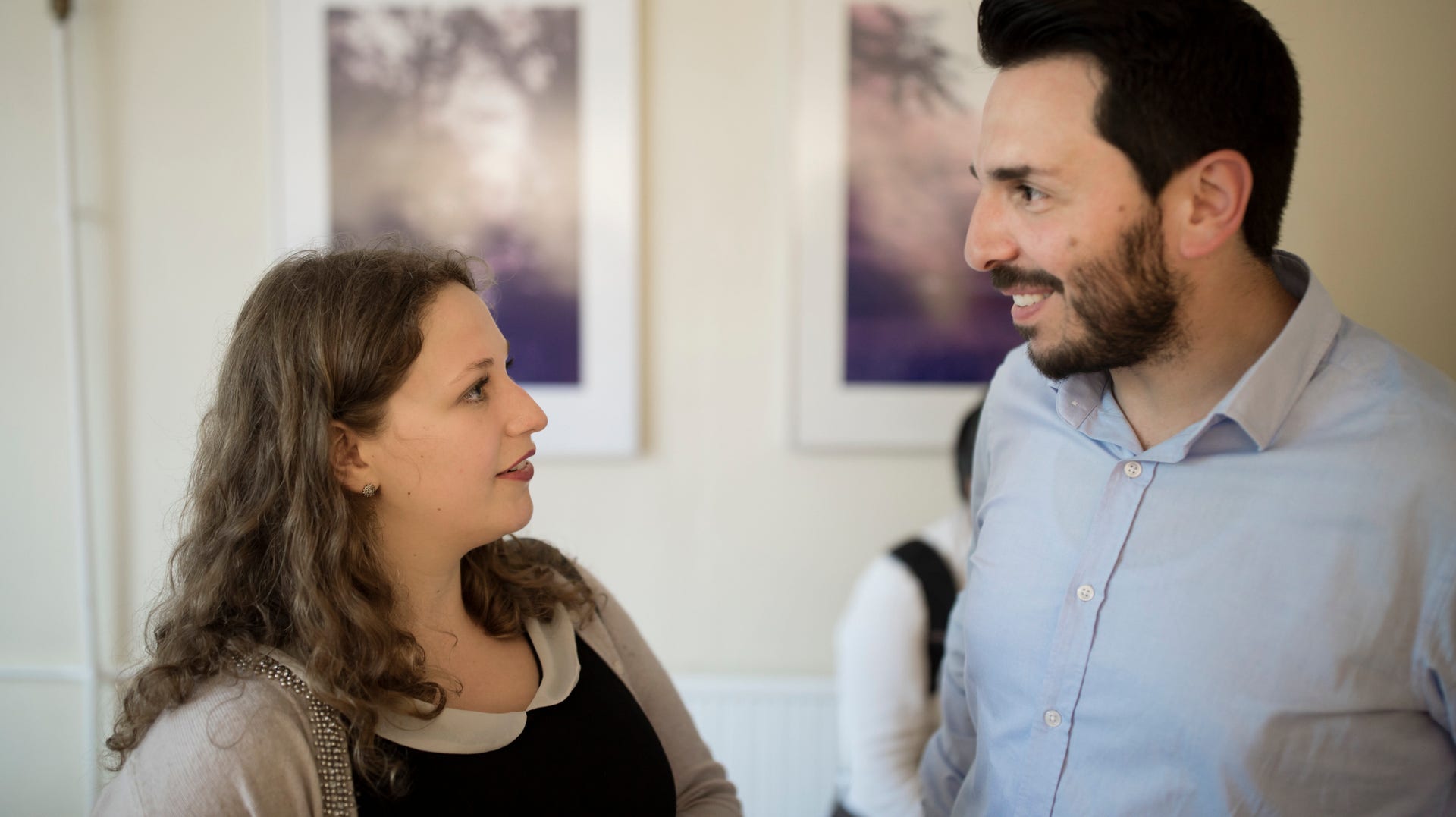 Läraren Dervis Hizarci pratar med den judiska studentordföranden Dalia Grindfeld