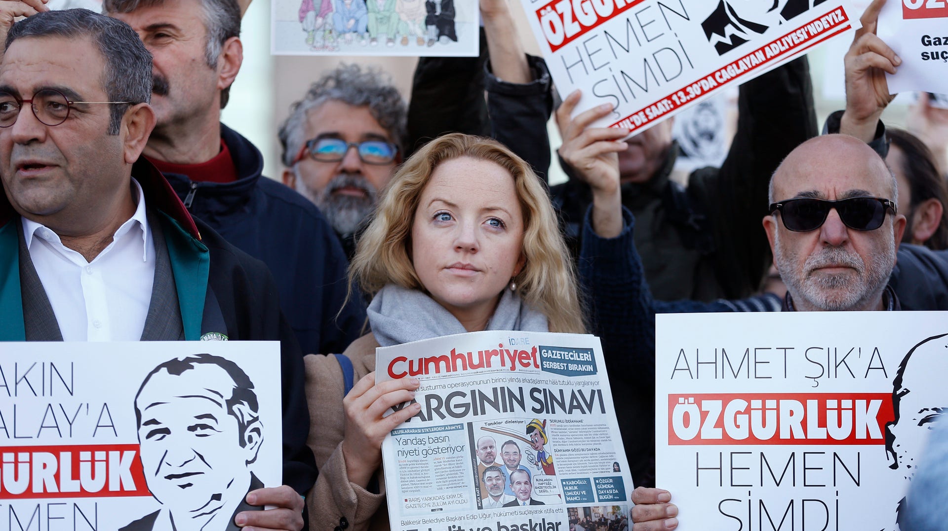 Gripandet av Ahmet Sik och andra journalister vållade stor uppmärksamhet och väckte kritik från omvärlden. Det arrangerades demonstrationer för att få journalisterna frigivna.