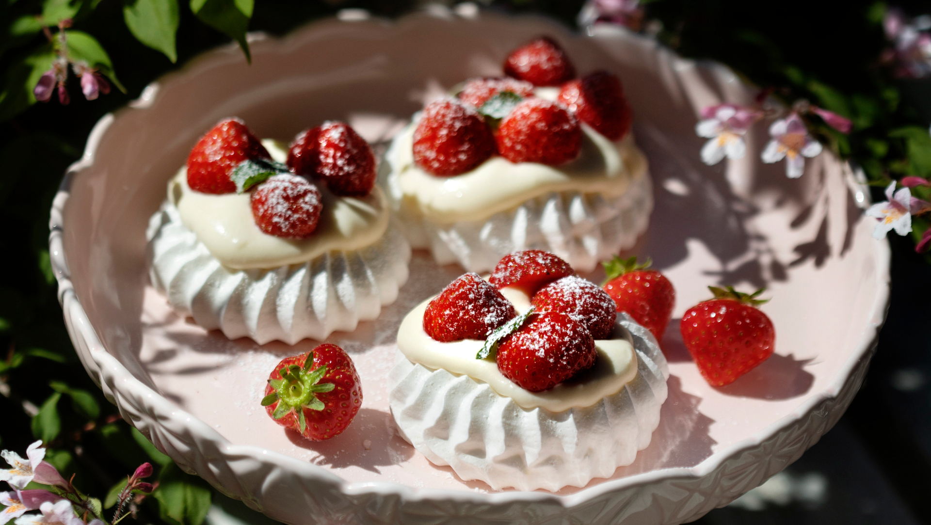 Recept: Minipavlova Med Lemoncurdgrädde Och Jordgubbar - DN.se