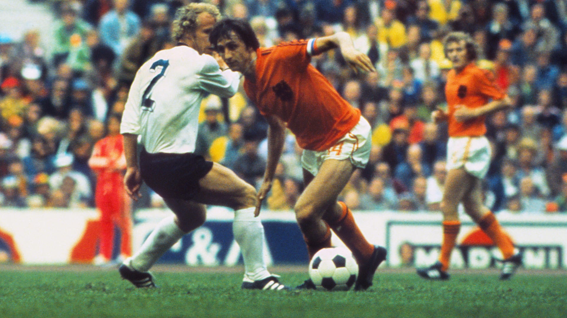 Johan Cruyff sade ”fotboll är ett spel som spelas med hjärnan”. Här fintar han den tyske försvararen Berti Vogts.