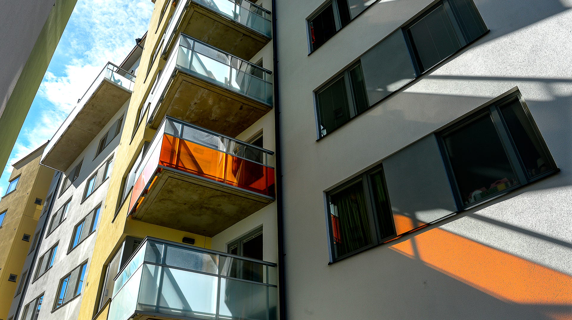 Ett avskaffande av bruksvärdessystemet skulle sannolikt innebära att vägledning hämtas i allmänna jämkningsregler, och resultatet troligen inte skilja sig mycket från rådande ordning, skriver artikelförfattarna.