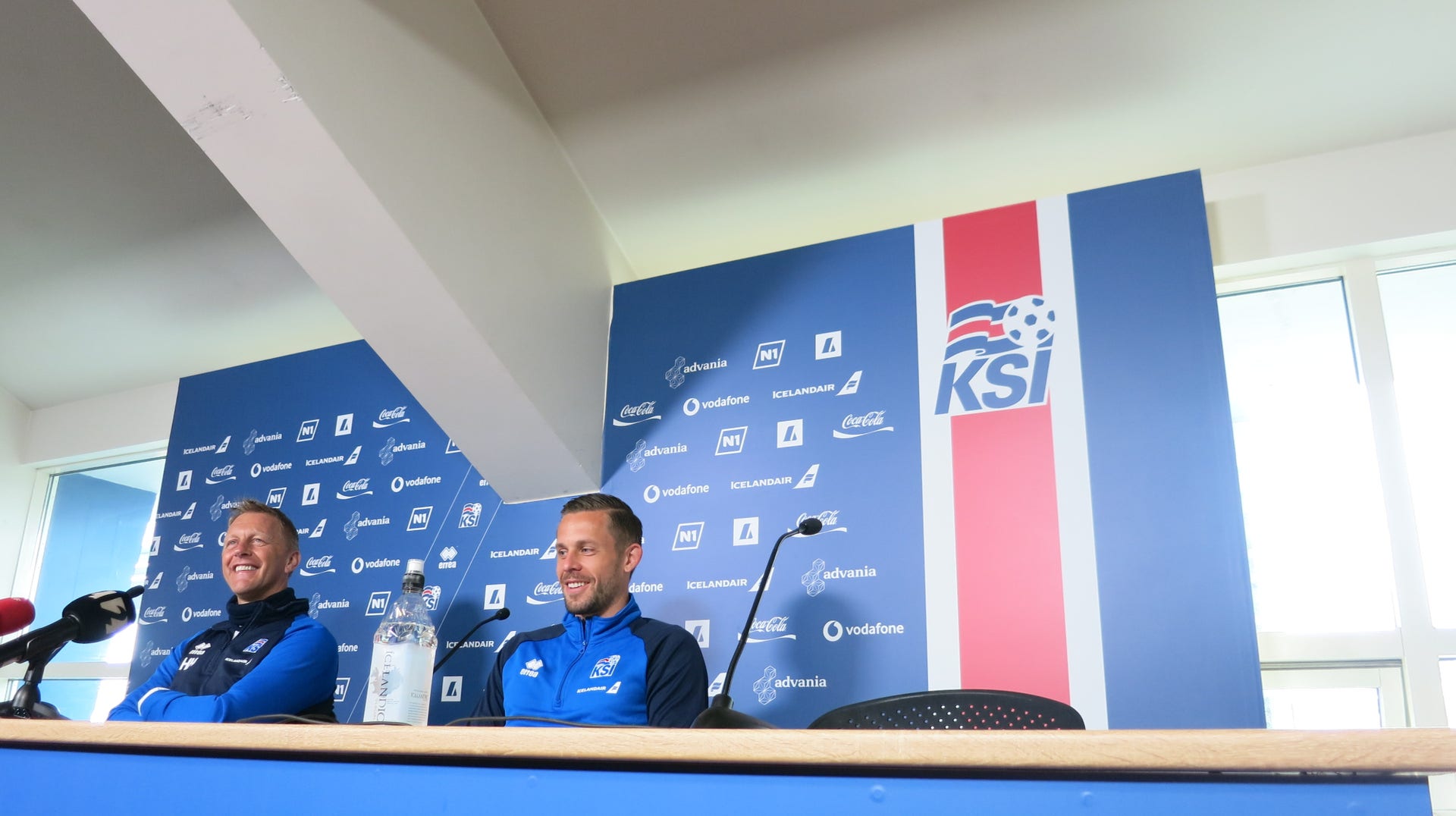 Förbundskapten Heimir Halgrímsson med Gylfi Sigurdsson.