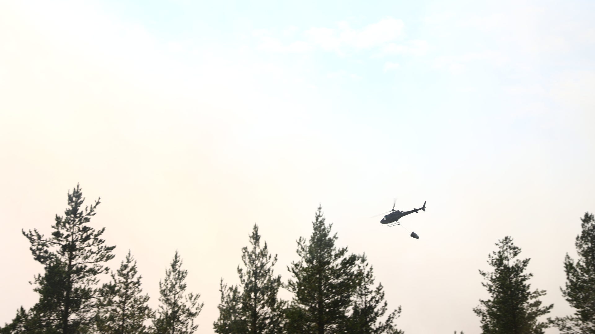 Sex helikoptrar finns stationerade i Örebro och Växjö för att släcka bränder i ett tidigt skede i södra och mellersta Sverige.