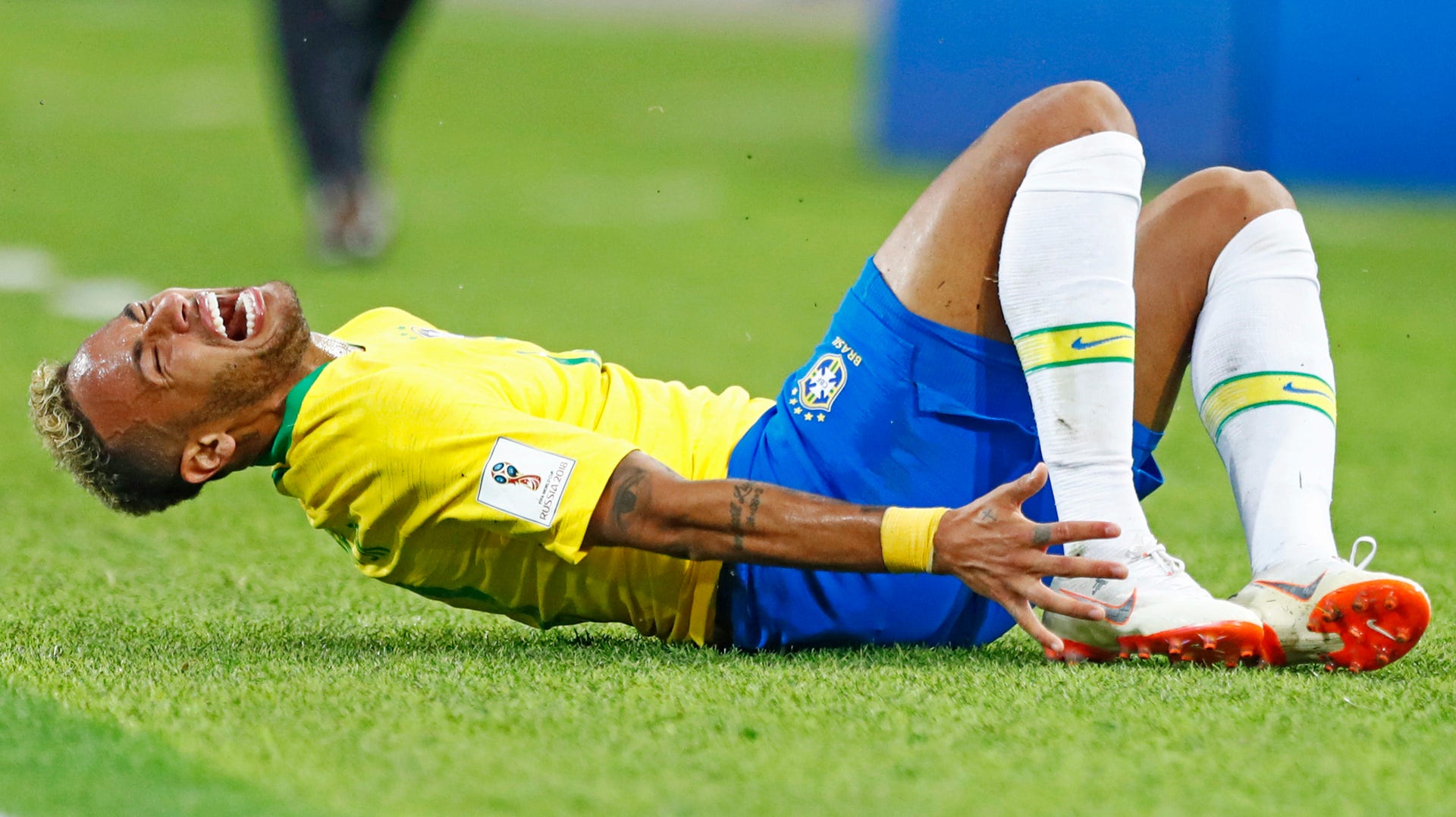 Neymar tacklades hårt under VM, men föll också lätt flera gånger. Att han medger filmandet i en reklam förvärrar bara hans pr-kris, enligt experter.