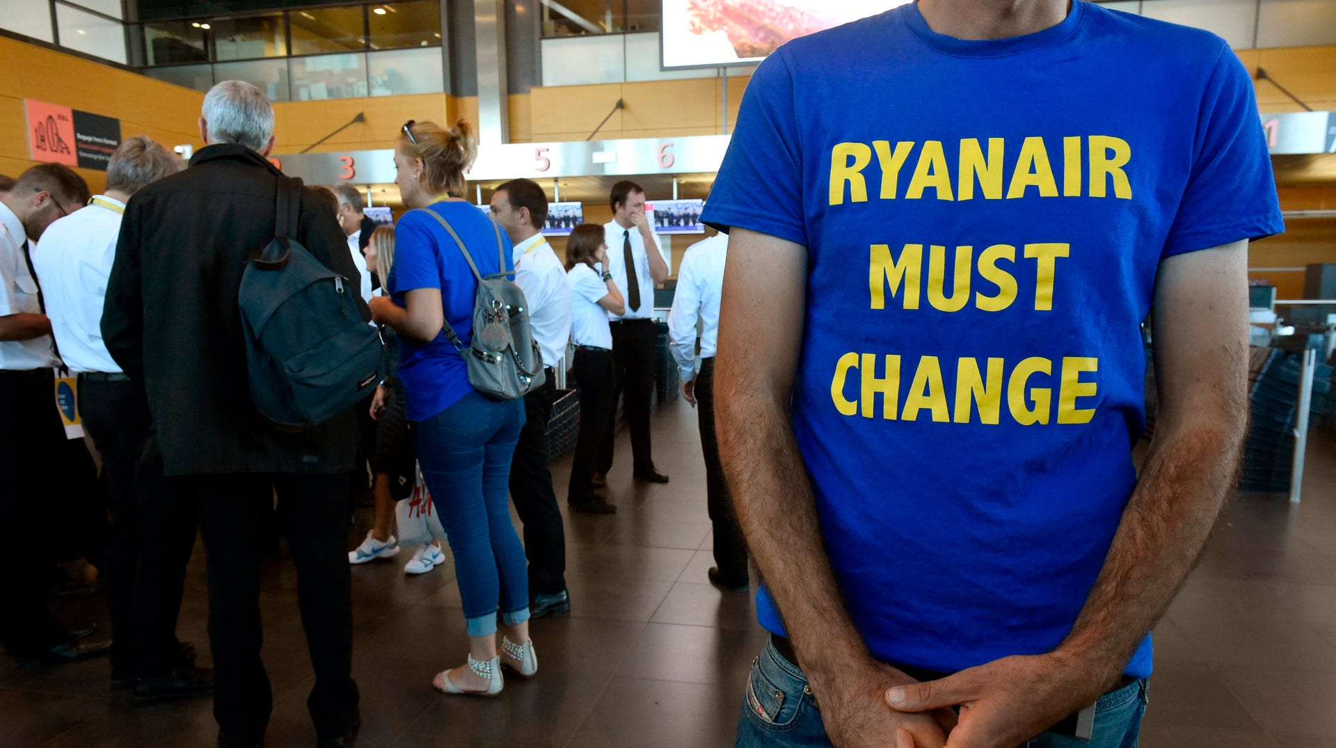 ”Ryanair måste förändra sig”. Personer som deltar i strejken bär tröjor med tydliga budskap.