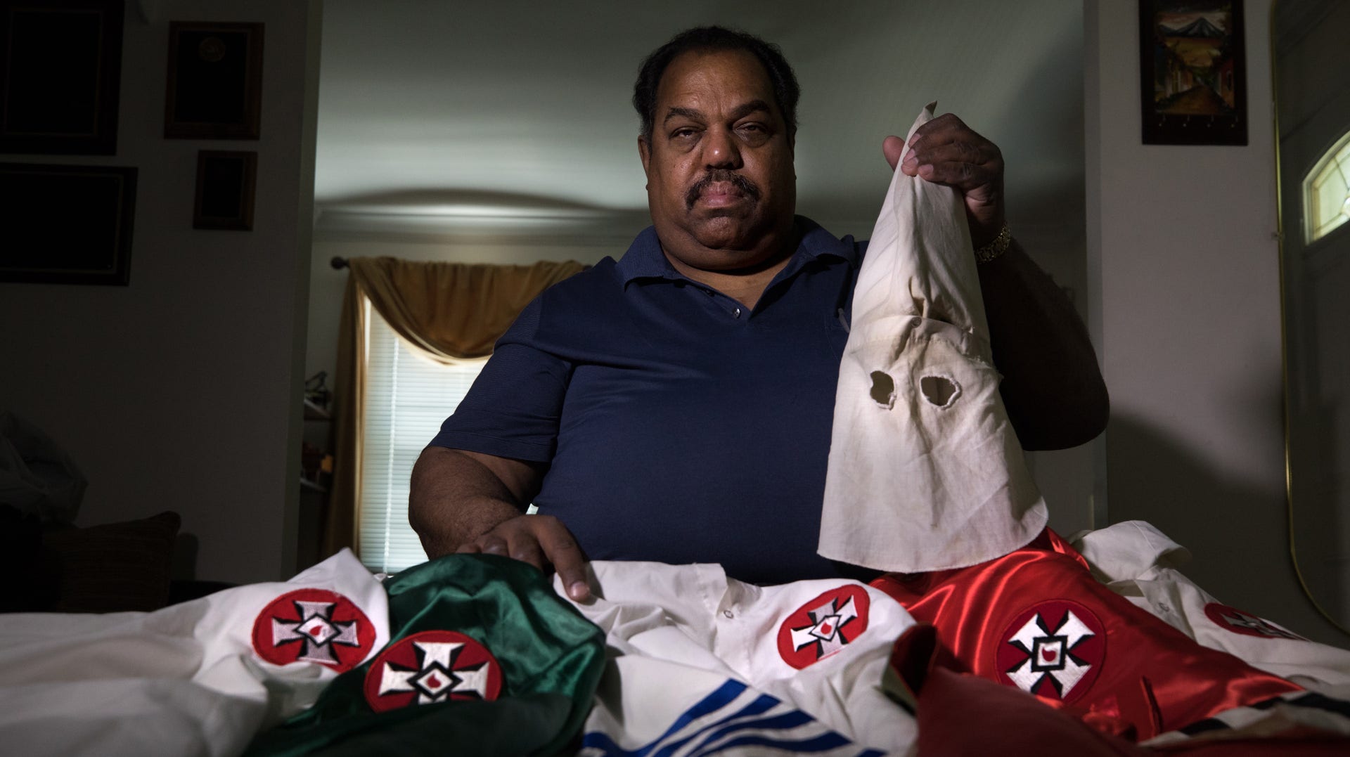 Den amerikanske bluesmusikern Daryl Davis i sitt hem i Silver Spring i delstaten Maryland i USA. Framför sig har han före detta Ku Klux Klan-medlemmars särkar.