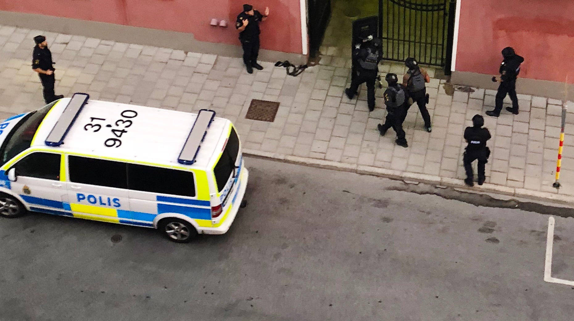 Under torsdagsmorgonen sköts en 20-åring ihjäl av polis i centrala Stockholm.