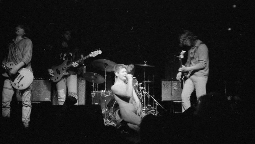 En helnaken Ebbot Lundberg med Union Carbide Productions i New York några dagar före spelningen på CBGB's.