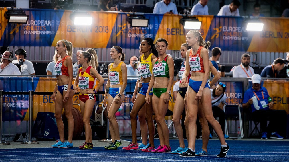 Meraf Bahta inför starten av damernas 10 000-metersfinal under friidrotts-EM i Berlin.