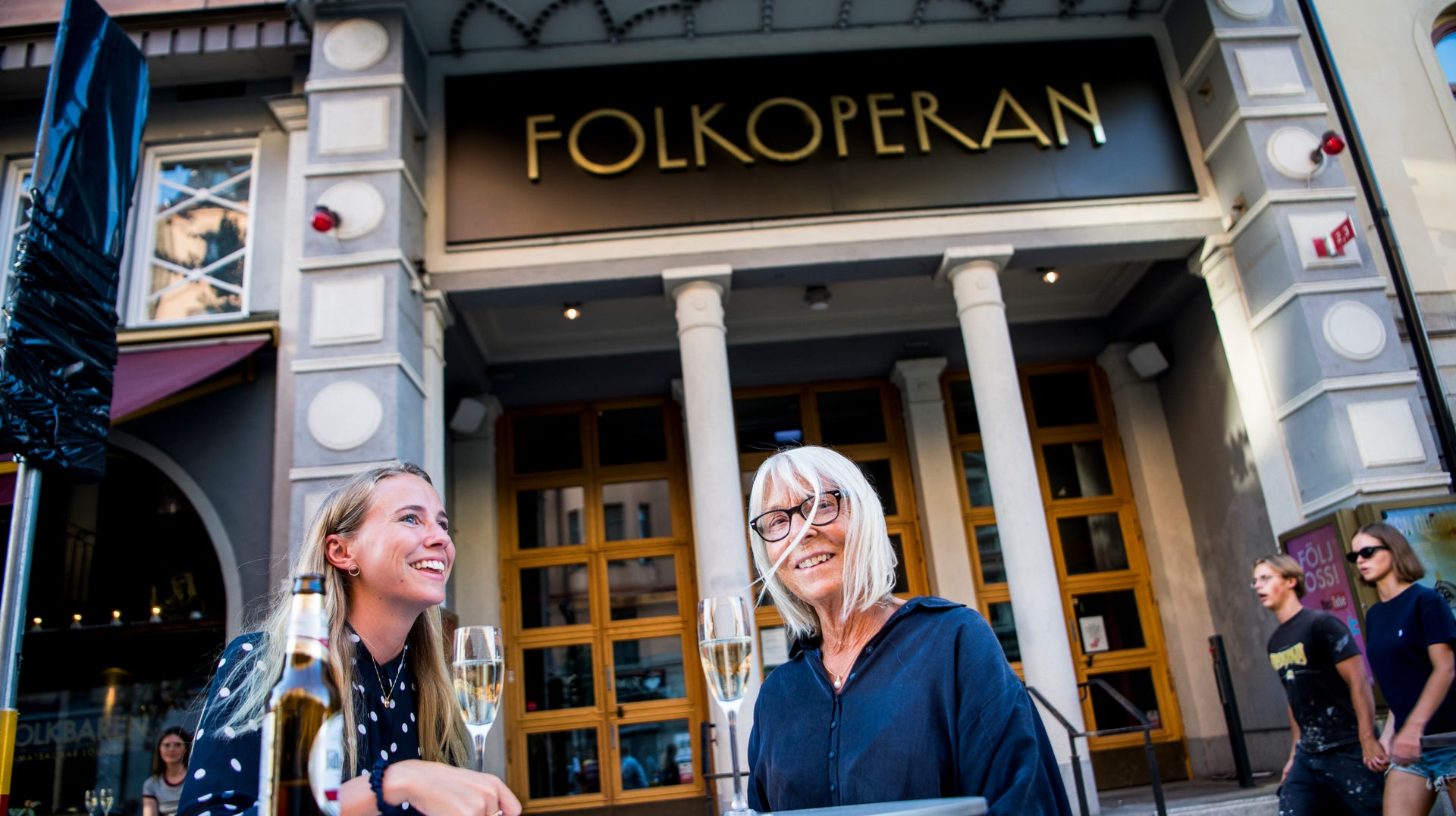 Sofia Jerneld och Lotta Söderberg på Folkbaren på Hornsgatan.