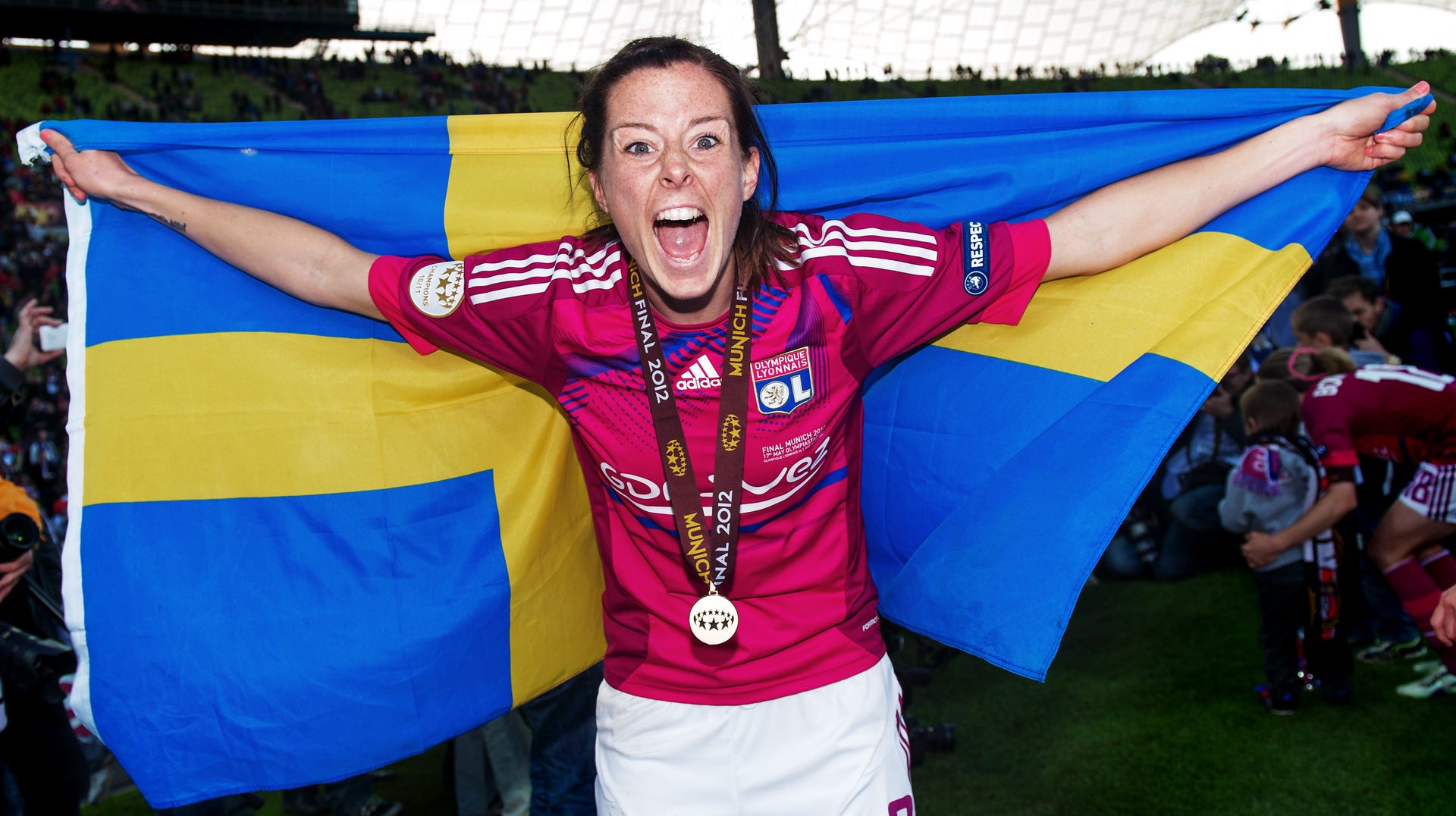 2012 stod Lotta Schelin på toppen av sin karriär. Här firar hon Champions League-titeln med Lyon. Samma år vann hon även franska ligan och cupen och utsågs som en av tre kandidater till priset som Europas bästa fotbollsspelare.