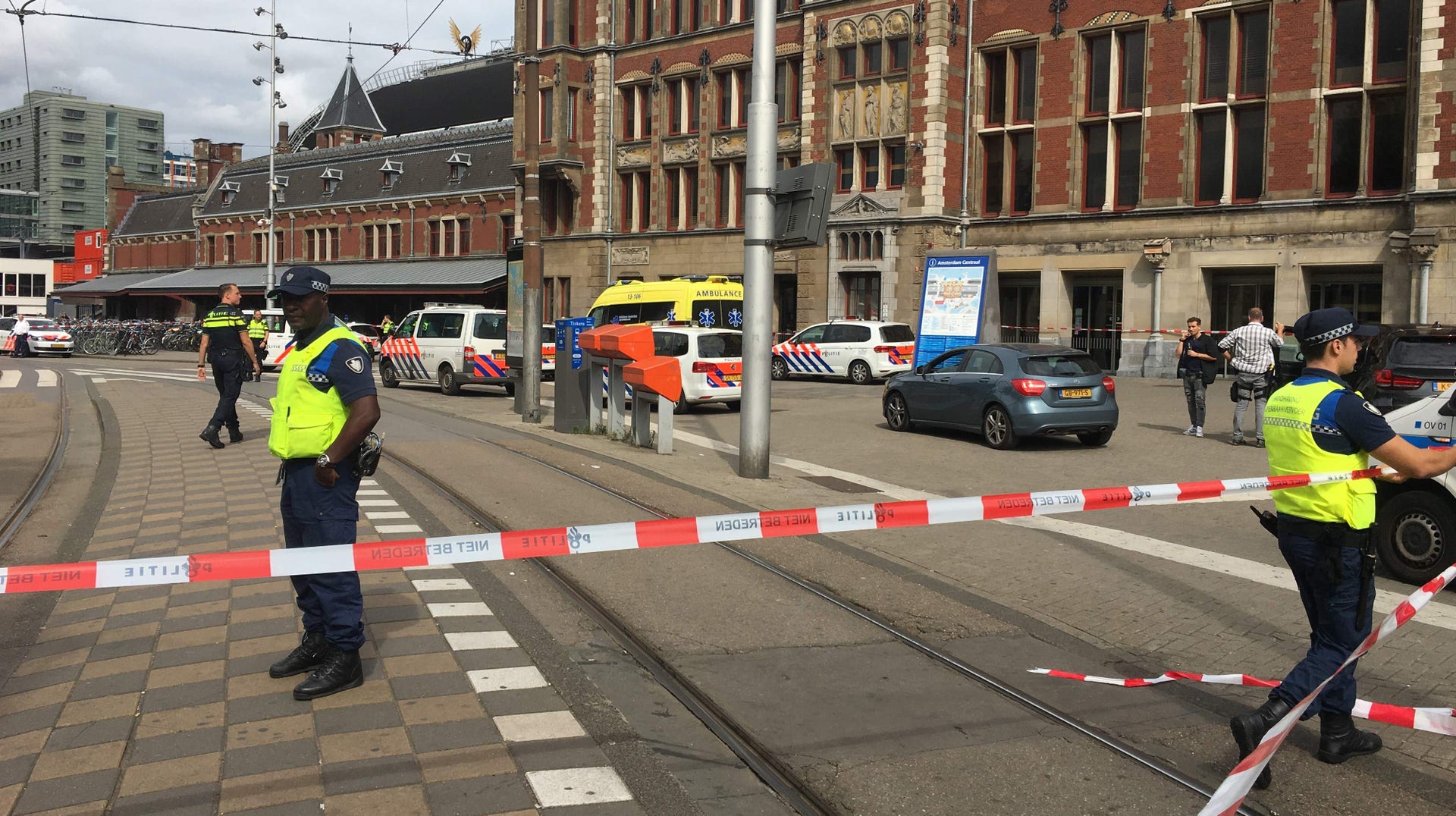 En person har knivhuggit två personer på Amsterdams järnvägsstation.