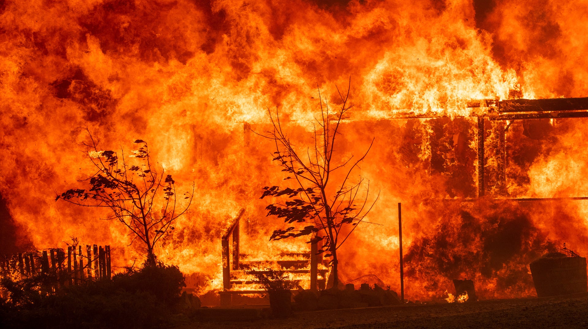 Skogsbrand i Lakeport i Kalifornien.