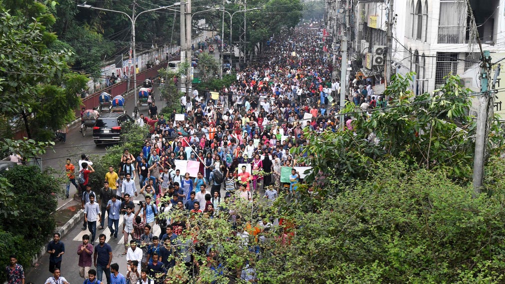 Protester i huvudstaden Dhaka mot den dåliga trafiksäkerheten efter att två studenter dött i en trafikolycka.