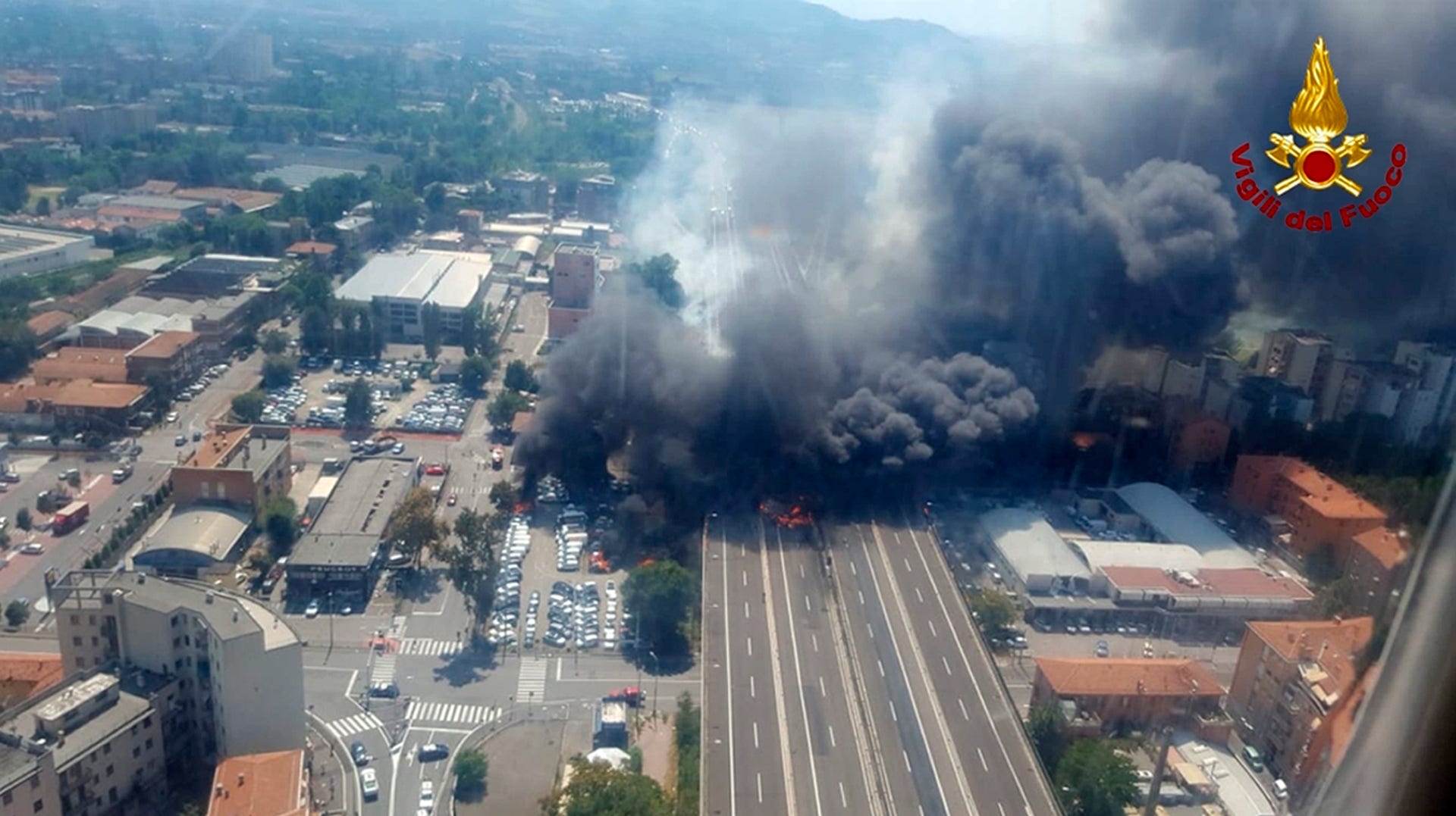 Explosionen inträffade på en motorväg utanför Bologna i Italien.