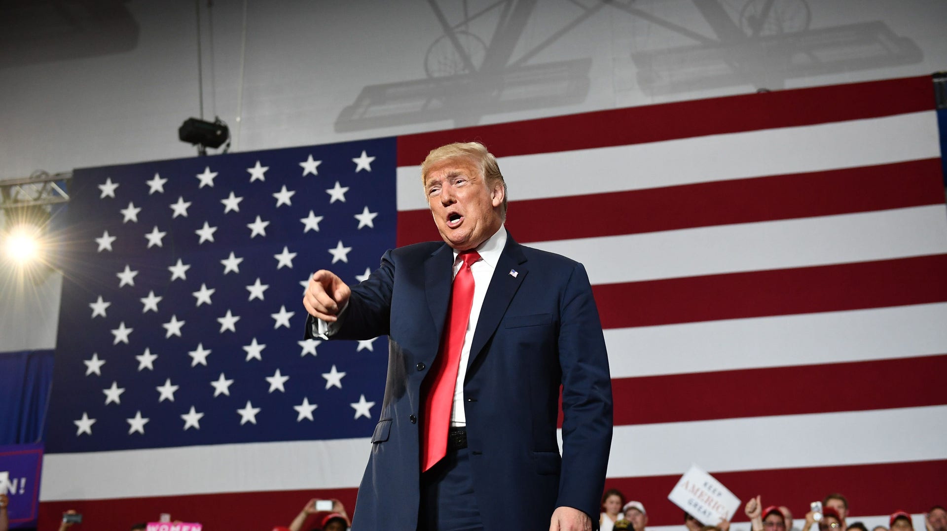 President Donald Trump ger sig på allt och alla.