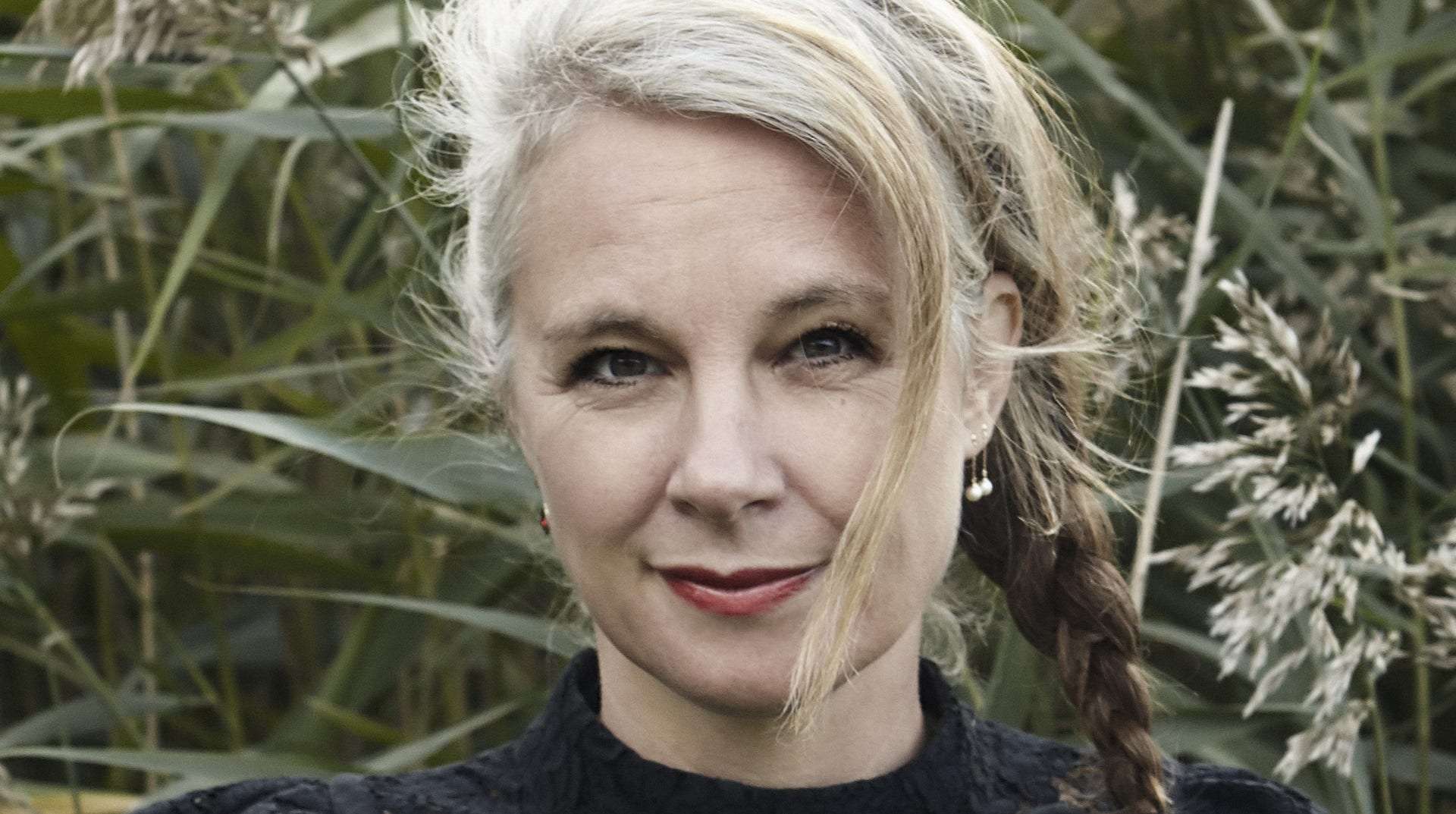 Sara Stridsberg skildrar utsatta människor som inte passar in – och ofta faller.