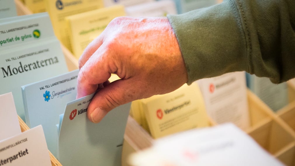 De svenska politiska partierna har blivit allt mer toppstyrda och centraliserade. Det gör att cirka en tredjedel av medlemmarna inte anser sig ha mer inflytande på politiken än andra väljare har, skriver Olle Wästberg.