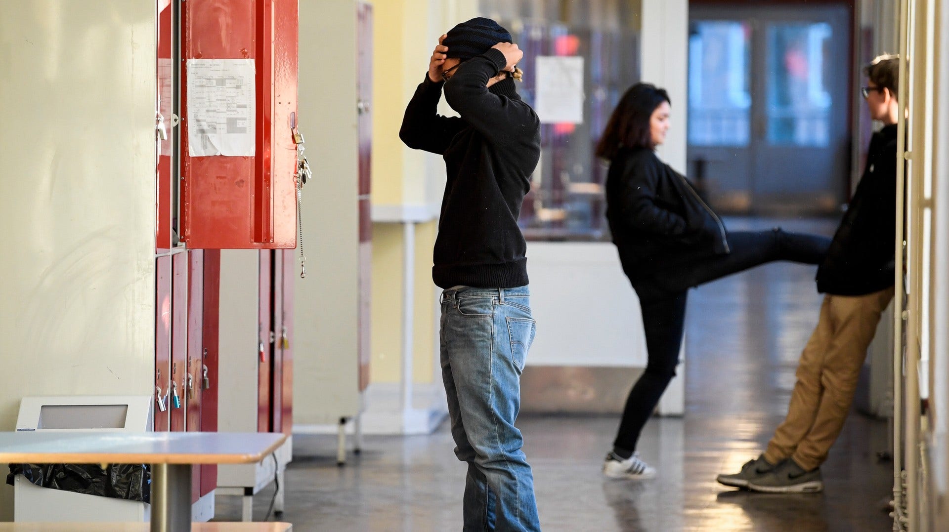 Kommunerna utmanas av att skolan länge dragits med fallande resultat. Få söker till lärarutbildningen, som dessutom varit starkt ifrågasatt, skriver artikelförfattarna.
