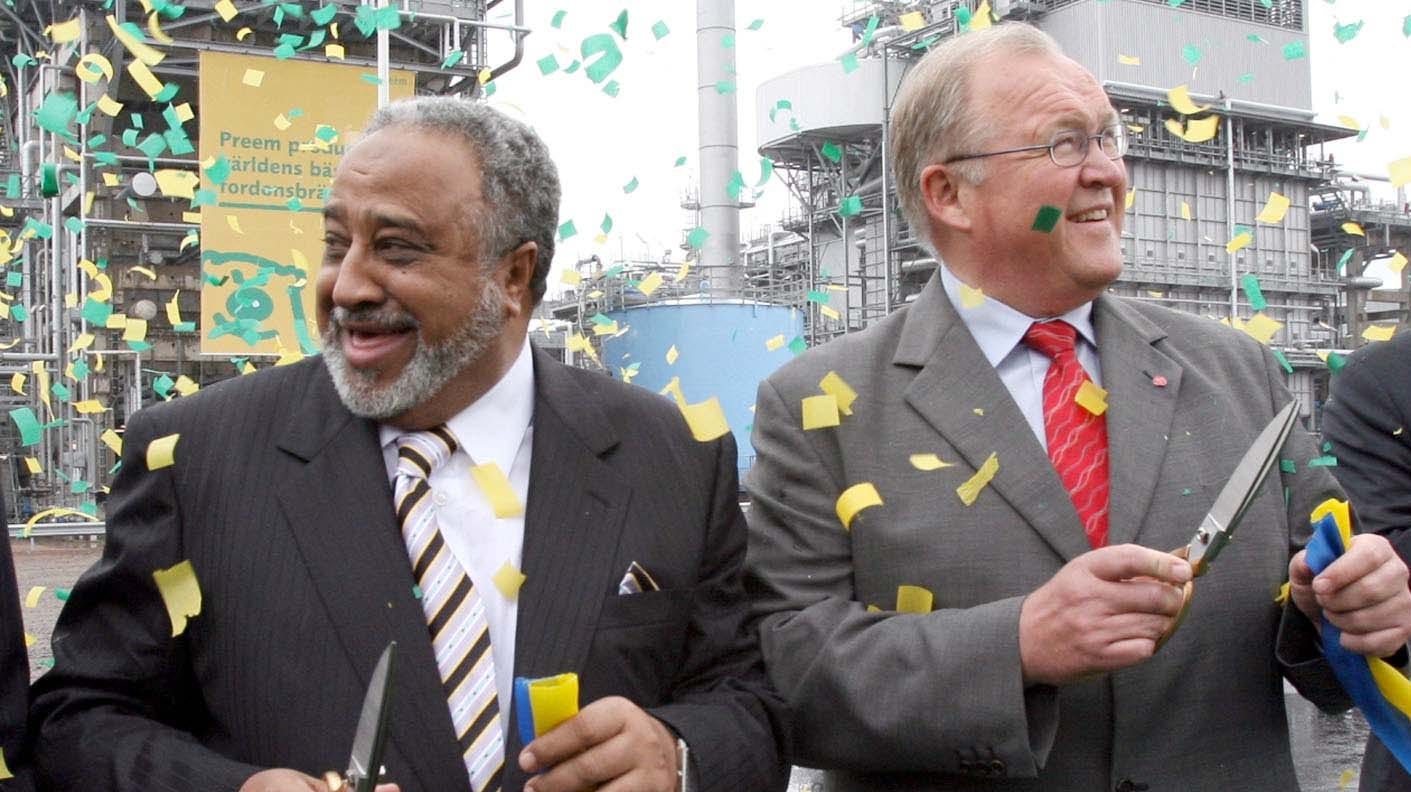 Blågul konfetti yrde när den dåvarande statsministern Göran Persson , skuldra mot skuldra med Mohammed Al-Amoudi, invigde Al-Amoudis raffinaderi i Lysekil.
